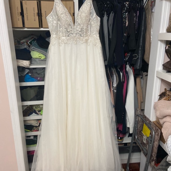 Gallina Signature wedding gown brand new never worn or tailored. Size 10. - Picture 4 of 7